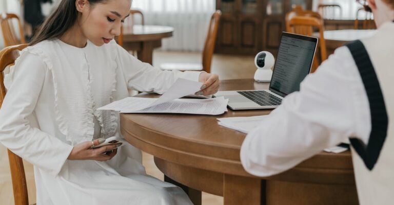 Pesquisador formatando tabela acadêmica em documento digital com foco em detalhes