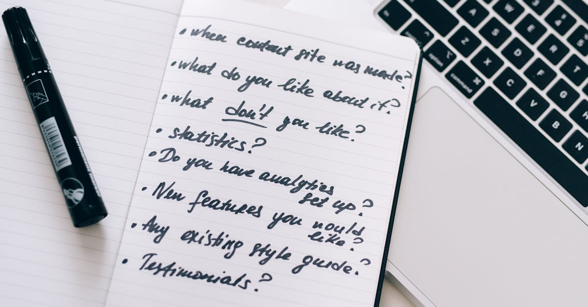 Pesquisador focado validando questionário em laptop sobre mesa limpa com iluminação natural