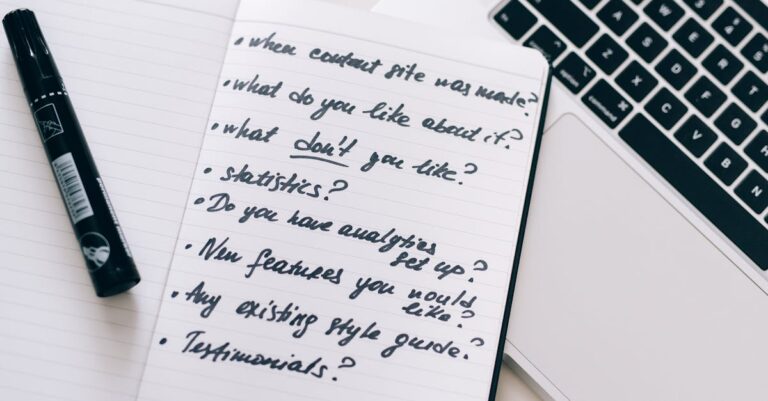 Pesquisador revisando artigos científicos e tomando notas em caderno com foco intenso