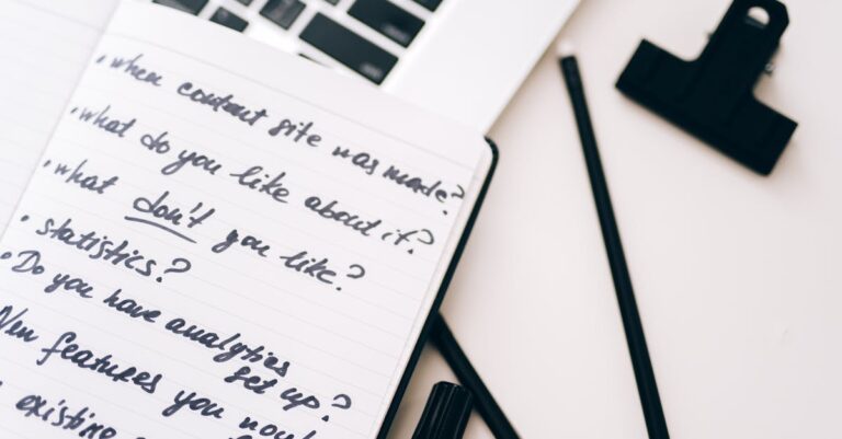 Cientista sério lendo instruções editoriais em laptop com fundo limpo