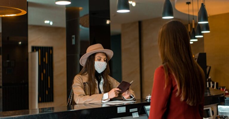 Cientista verificando plots de normalidade e testes de assunção em tela de computador em ambiente de escritório claro