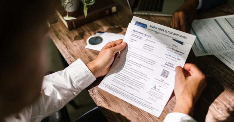 Pesquisador revisando documento de tese aprovado em ambiente iluminado naturalmente.