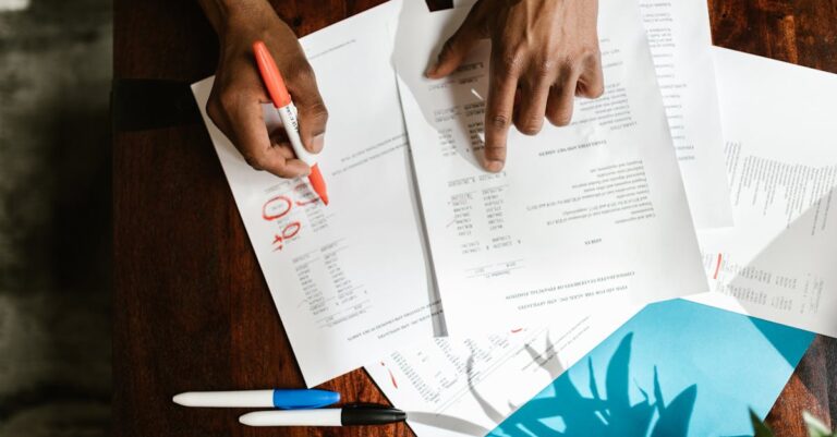 Pesquisador refletindo sobre notas de limitações e contingências em caderno minimalista