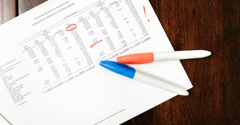 Pesquisador numerando sequencialmente tabelas em documento acadêmico no computador