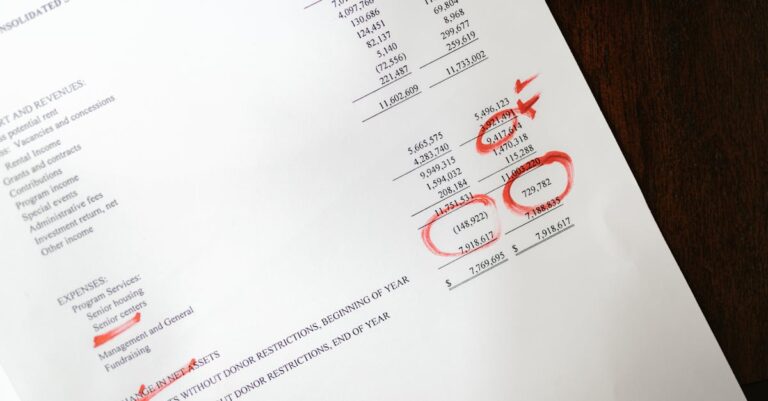 Pesquisador revisando documento de tese detalhadamente com caneta em mão