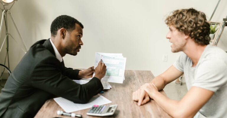 Orientador revisando tese com estudante em escritório minimalista e luminoso