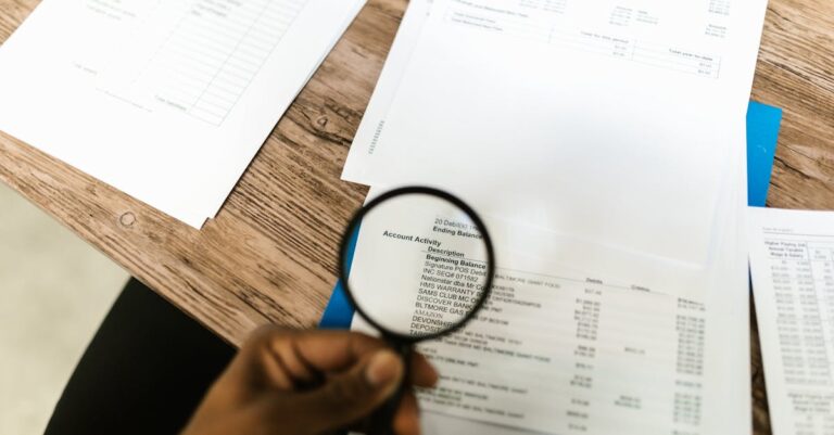 Pesquisador verificando assunções estatísticas em laptop com gráficos e notas em ambiente profissional clean