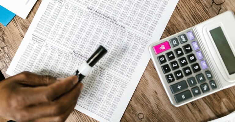 Estatístico calculando Alpha de Cronbach em planilha no computador com foco profissional