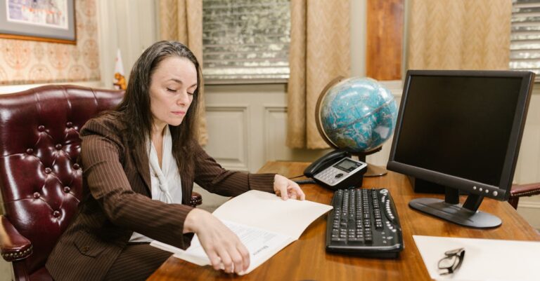 Mãos de pesquisador folheando documento de diretrizes éticas em mesa organizada, foco nítido e fundo minimalista