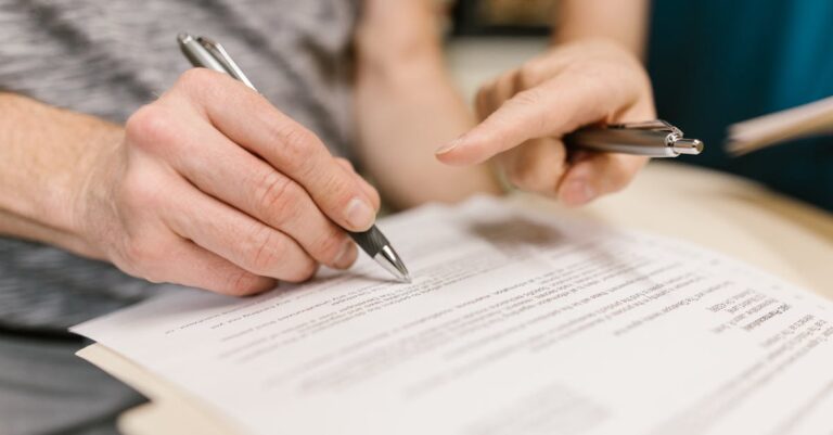 Close-up de mãos editando detalhes de pontuação em documento acadêmico