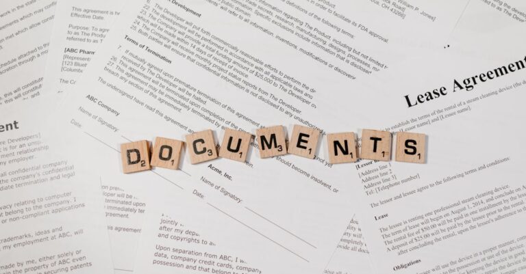 Mão contando palavras em documento acadêmico no computador com ferramenta de contagem