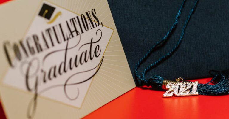 Pesquisador alcançando marco acadêmico com gráficos de sucesso em fundo claro