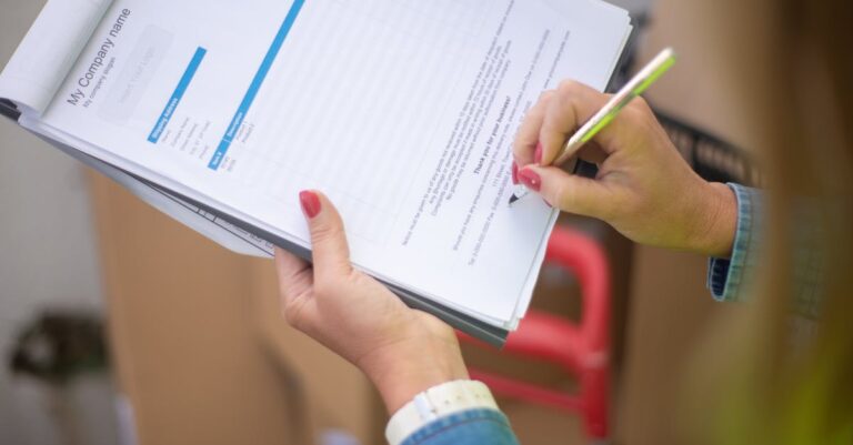 Pesquisadora validando triangulação de dados com notas comparativas