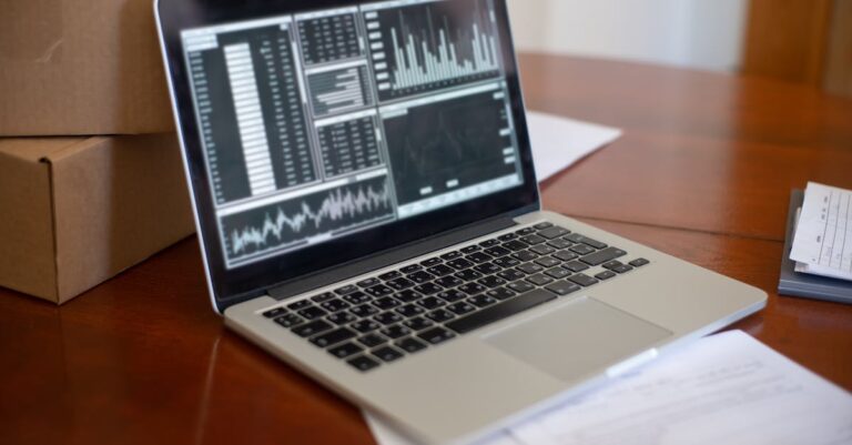 Mãos organizando tabela de dados estatísticos em documento sobre mesa de trabalho organizada
