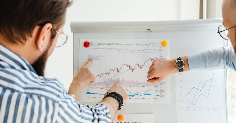 Cientista discutindo gráficos de dados em reunião profissional com fundo claro