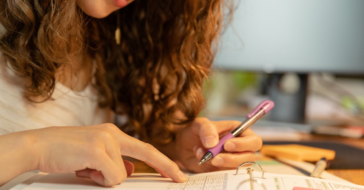 Pesquisadora focada organizando pastas e documentos acadêmicos em mesa limpa com iluminação natural