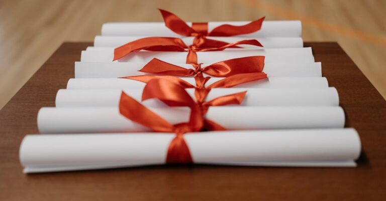 Pesquisador celebrando conquista acadêmica com documentos aprovados em ambiente de escritório claro