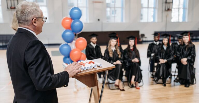 Estudante de doutorado praticando fala confiante em frente a espelho em ambiente clean
