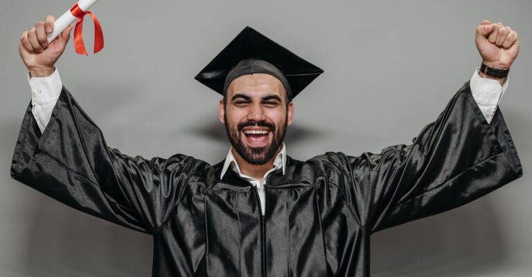 Pesquisadora em escritório claro alcançando um marco acadêmico com documentos organizados e expressão de realização séria