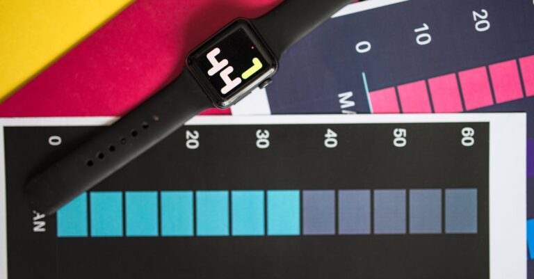 Tabela acadêmica lado a lado comparando métricas quantitativas e temas qualitativos em ambiente de escritório claro