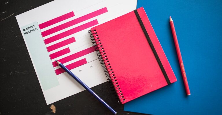 Pesquisador planejando estratégias acadêmicas em um notebook aberto em ambiente minimalista e iluminado.