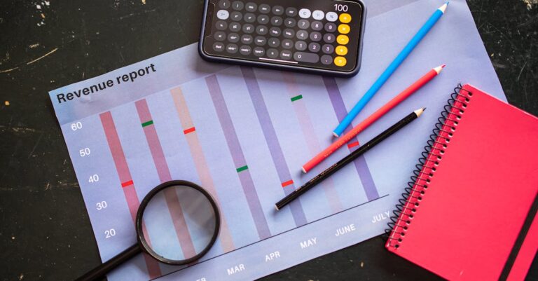 Pesquisador calculando estatísticas em caderno aberto com fórmulas e dados em ambiente claro.