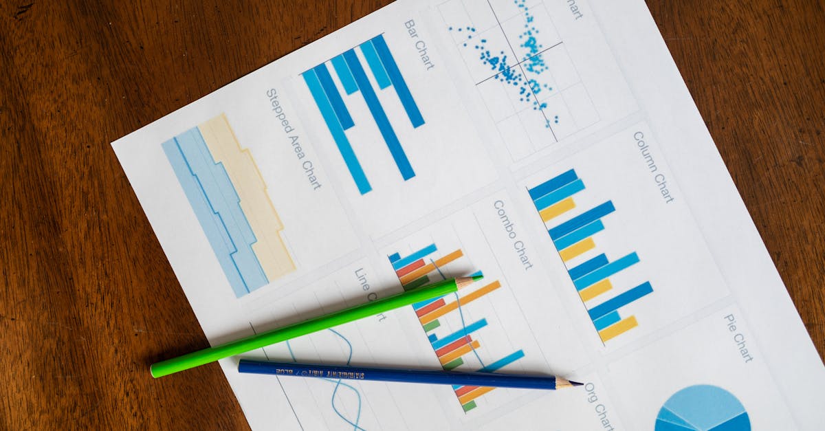 Pesquisador acadêmico organizando tabelas e gráficos em mesa clean com iluminação natural