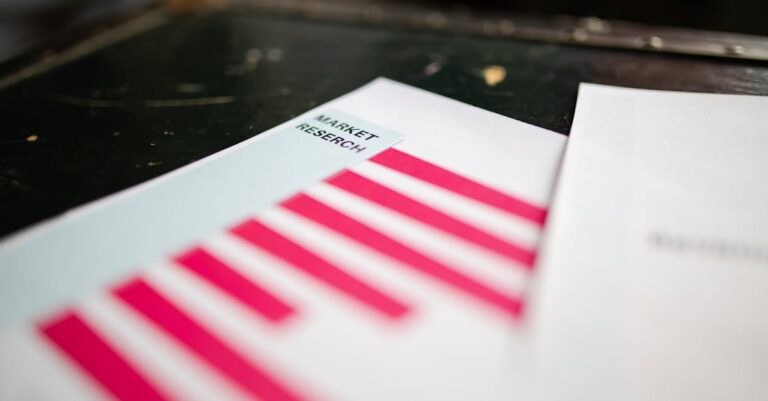 Pesquisador protegendo documento com as mãos em gesto de blindagem, em setup acadêmico clean