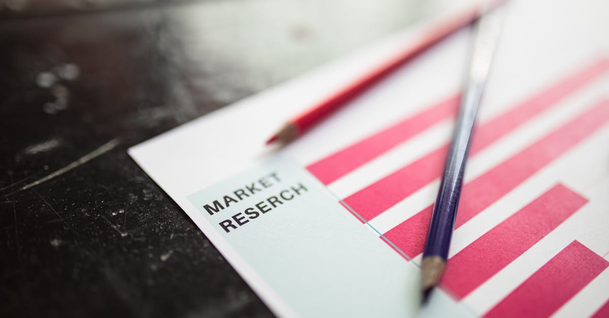 Pesquisador organizando gráficos estatísticos e notas manuscritas em mesa com fundo limpo e iluminação natural