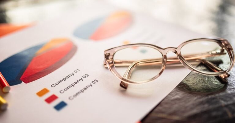 Pesquisadora comparando dois documentos acadêmicos em mesa organizada com foco e seriedade