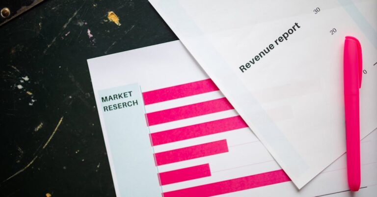 Pesquisadora escrevendo relatório de análise temática em laptop com notas ao lado em ambiente clean