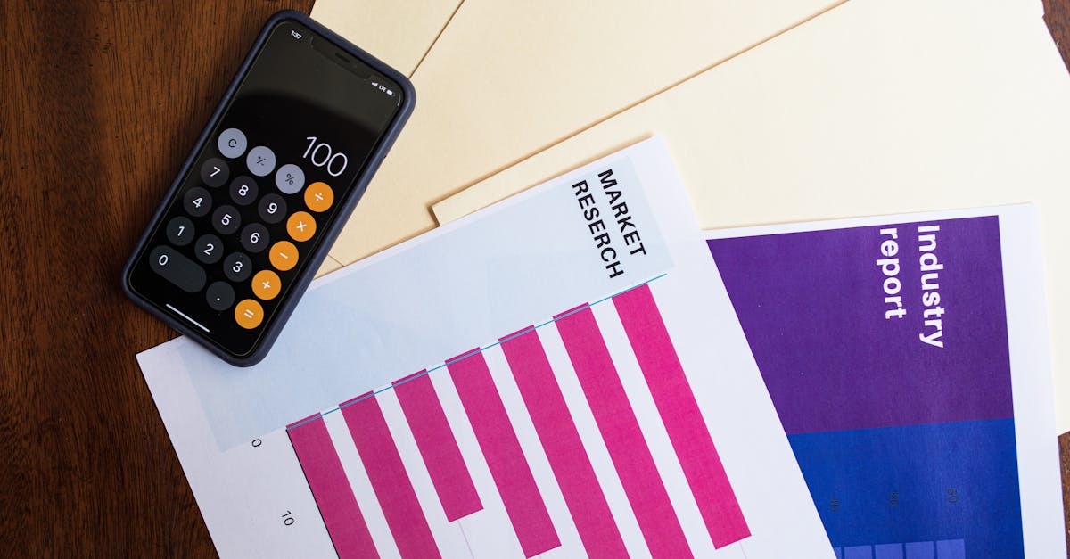 Pesquisador focado organizando tabelas e gráficos de resultados de pesquisa em mesa clean com laptop.