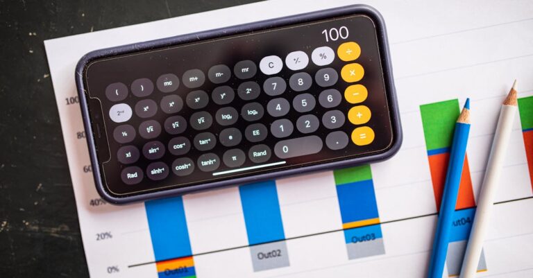 Pesquisador celebrando visualização de dados bem-sucedida em tela com gráficos limpos e modernos