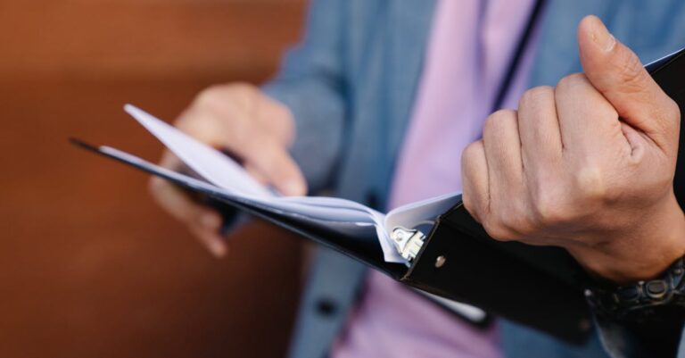 Estudante de doutorado revisando cronograma em caderno com foco e iluminação natural