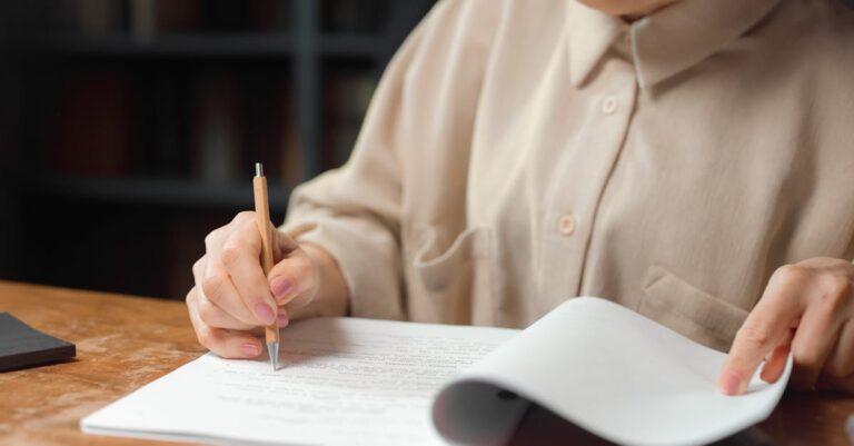 Pesquisador revisando paper acadêmico com ferramentas digitais em setup minimalista