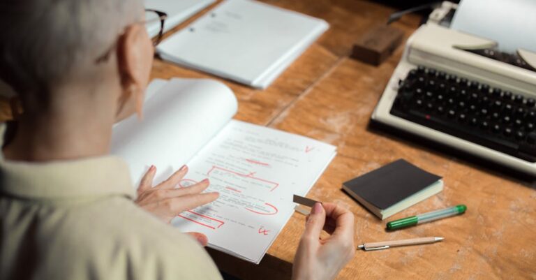 Cientista analisando manuscrito acadêmico com expressão concentrada e fundo claro