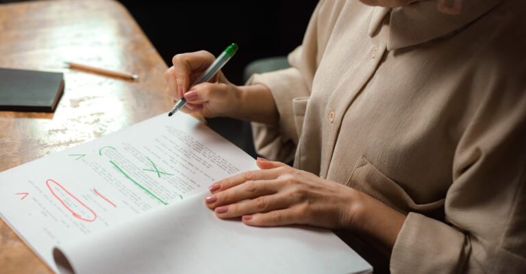 Pesquisador editando manuscrito acadêmico em computador, com documentos de tese e notas estruturadas sobre fundo claro.