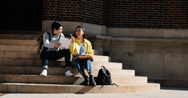 Pesquisador anotando passos sequenciais em planner acadêmico com laptop aberto