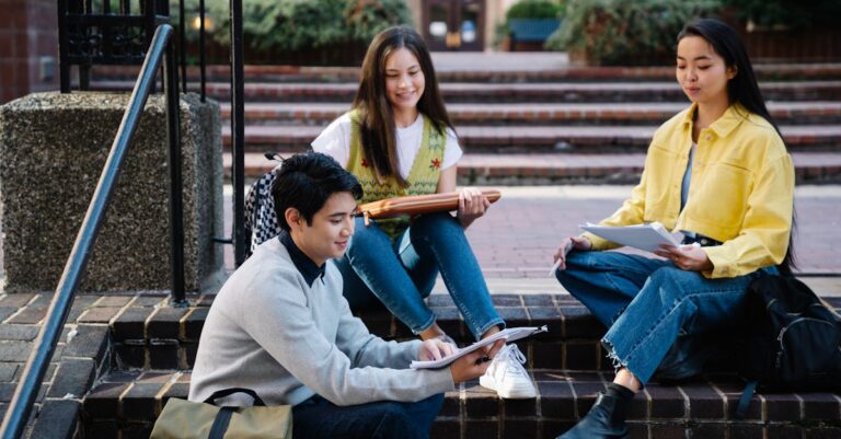Estudante organizada planejando passos em bloco de notas com elementos acadêmicos minimalistas