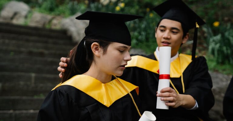 Mulher pesquisadora em escritório claro alcançando marco na carreira acadêmica com laptop e notas