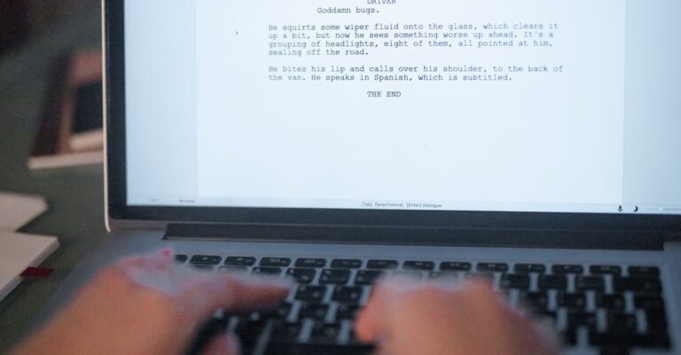 Pesquisador digitando prompt em laptop para gerar sugestões iniciais de IA, ambiente profissional iluminado