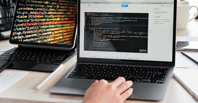 Pesquisadora codificando dados digitais em laptop, tela mostrando estrutura de códigos, ambiente profissional claro.