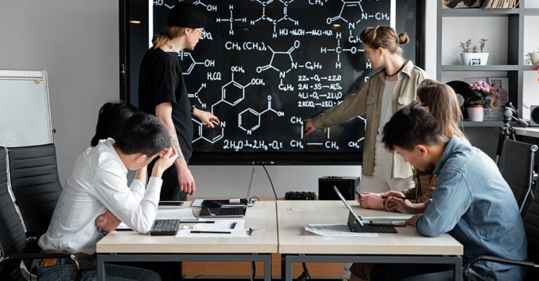 Equipe de pesquisadores discutindo análise estatística em mesa de reunião clean e iluminada