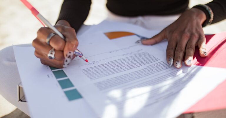 Pesquisador formatando documento acadêmico no computador com foco em detalhes