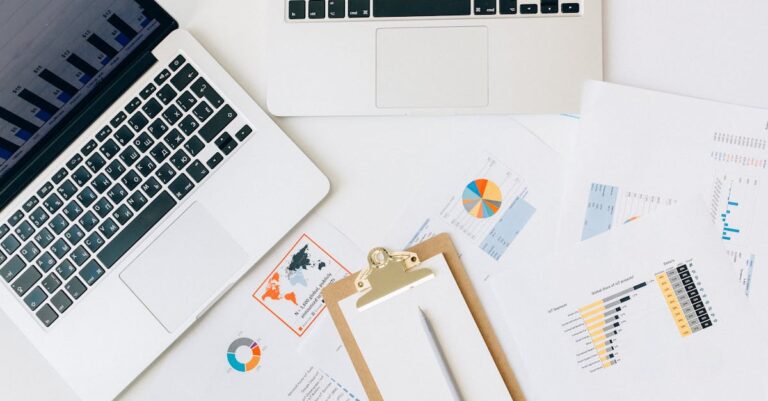 Mulher pesquisadora analisando gráficos em laptop em escritório minimalista iluminado