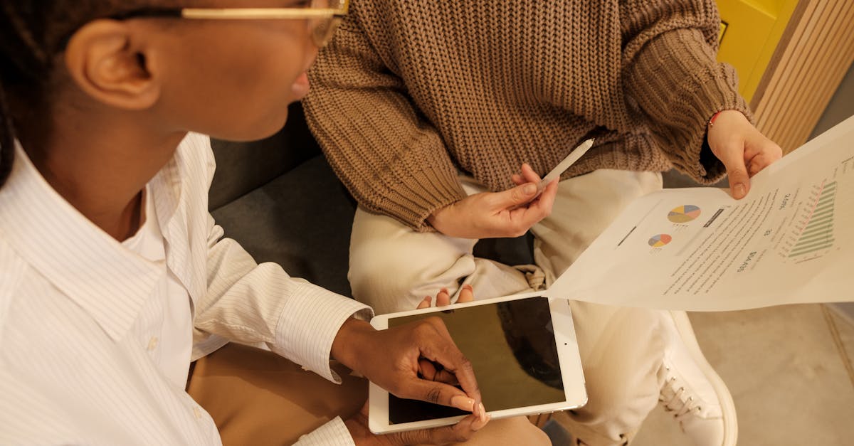 Pesquisador transformando documento grosso de tese em múltiplos artigos científicos sobre mesa clean