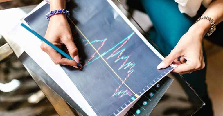 Pesquisador executando ciclo de coleta de dados em laptop em ambiente de escritório minimalista