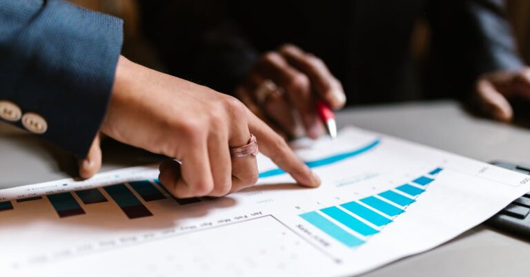 Pesquisadora analisando publicações acadêmicas em tela de computador com gráficos de impacto em fundo clean