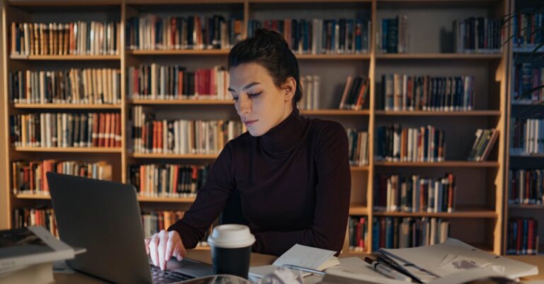 Pesquisador analisando critérios de avaliação em caderno com iluminação natural
