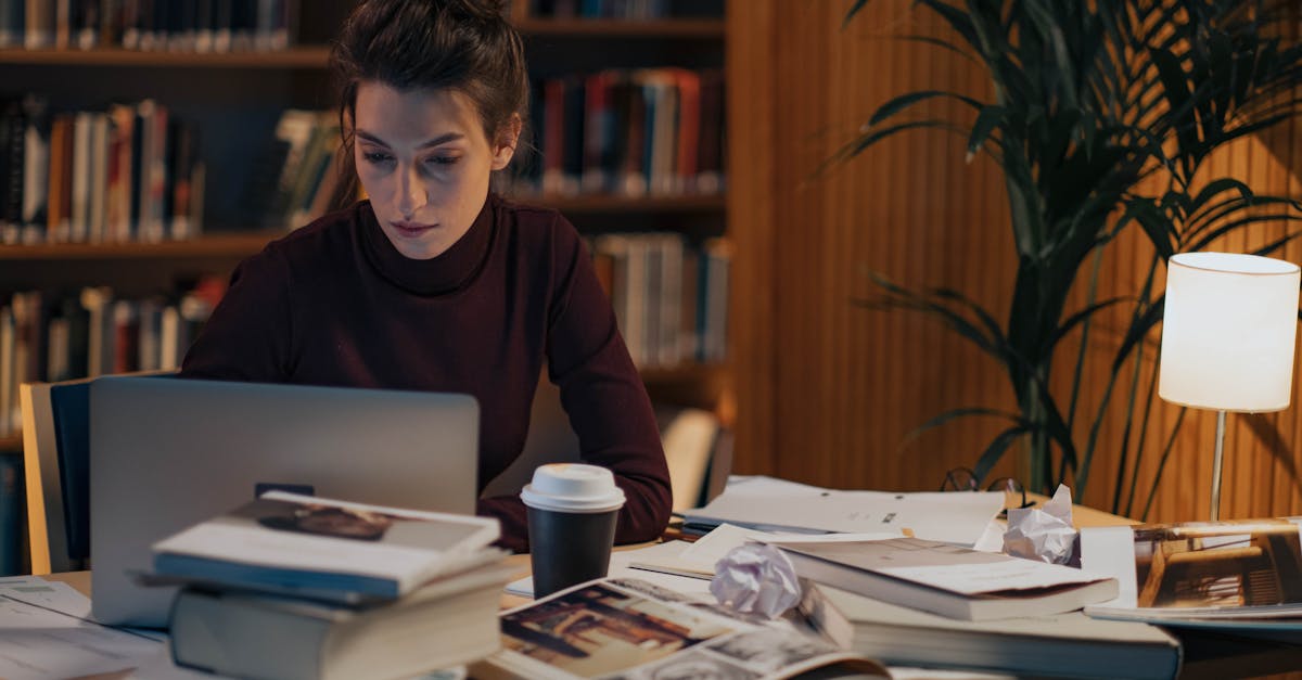 Pesquisador focado digitando em laptop sobre mesa limpa com iluminação natural